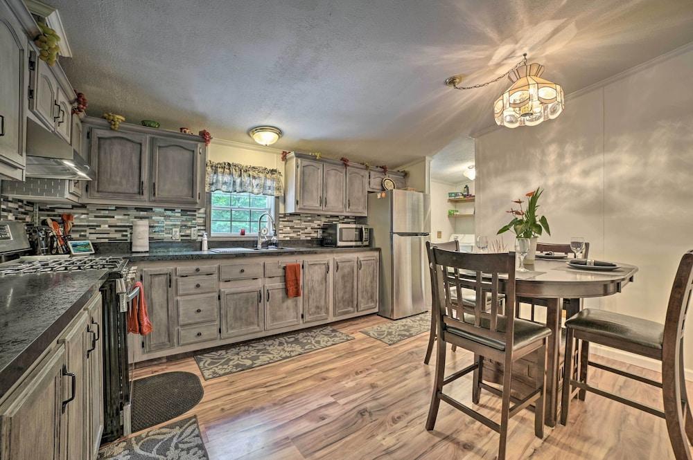 Cozy Hale Home Between Long & Loon Lakes!