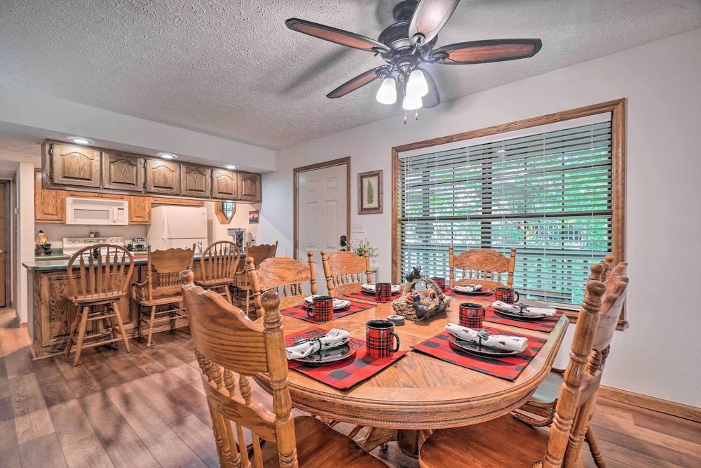 Picturesque Pigeon Forge Cabin w/ Mountain Views