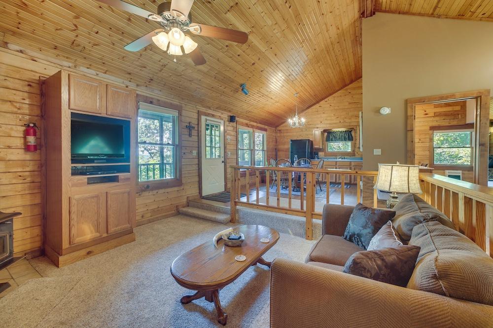 Studio w/ Mtn Views, 1 Mi to Thorncrown Chapel!