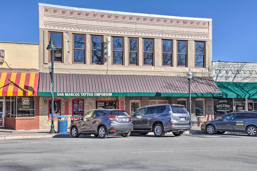 Centrally Located San Marcos Unit w/ Parking!