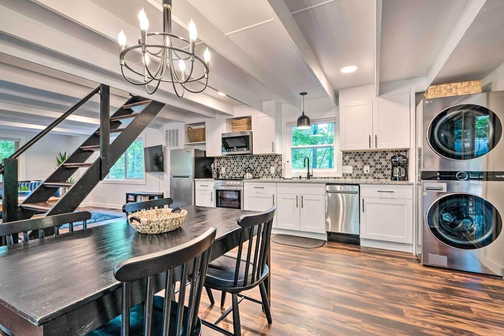 Private Hot Tub & Fire Pit: Family Broadway Cabin