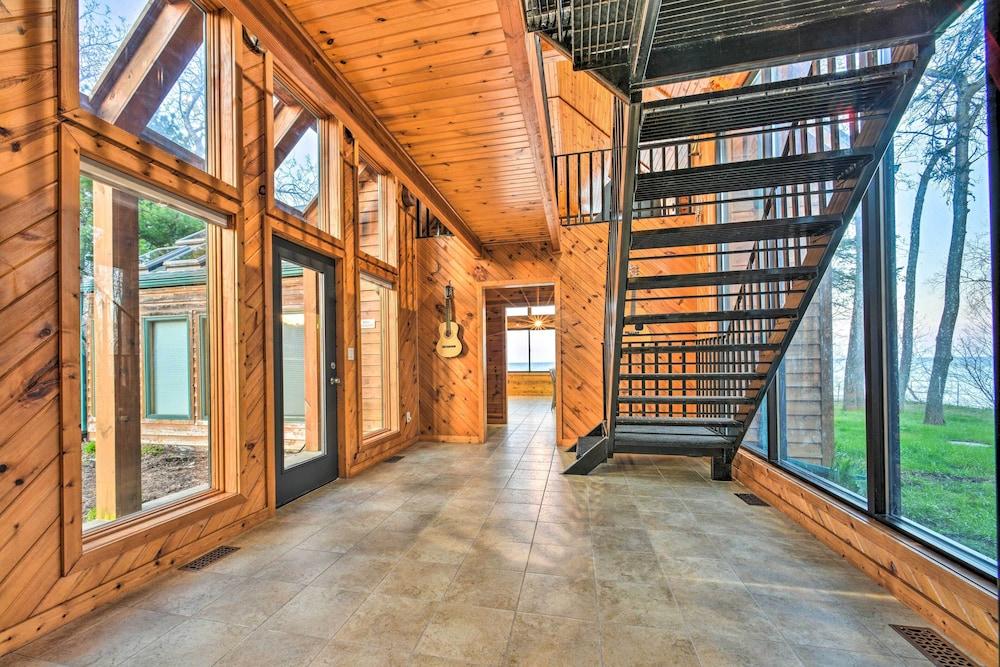 Lakefront Applegate Retreat w/ Private Beach!