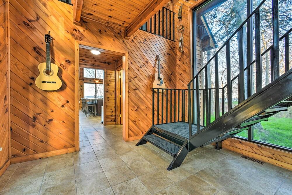 Lakefront Applegate Retreat w/ Private Beach!