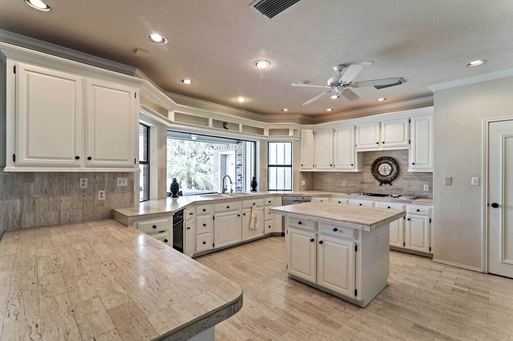 Private Pool: Lakefront Harlingen Home