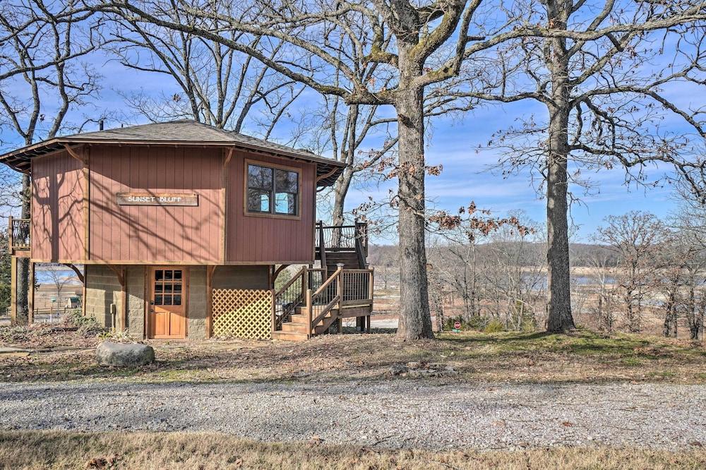 'sunset Bluff Treehouse': On Bull Shoals Lake!