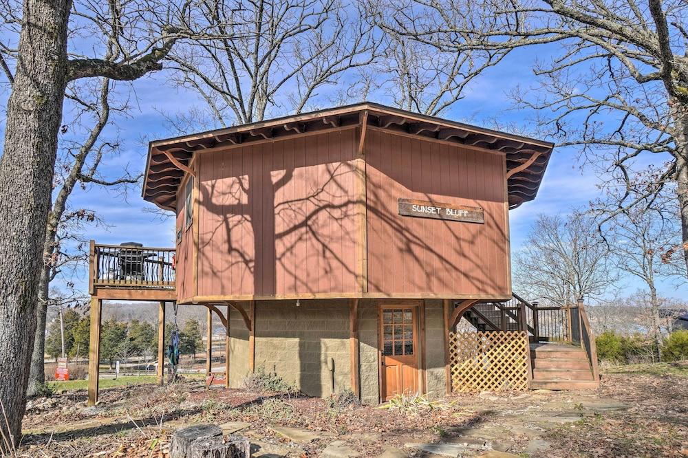 'sunset Bluff Treehouse': On Bull Shoals Lake!