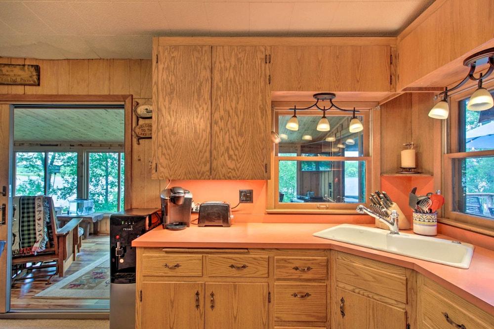 Year-round Waterfront Getaway: Lake Access + Dock!