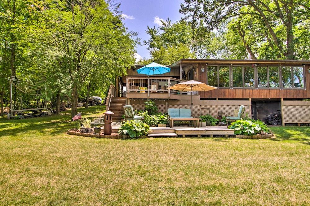 Year-round Waterfront Getaway: Lake Access + Dock!