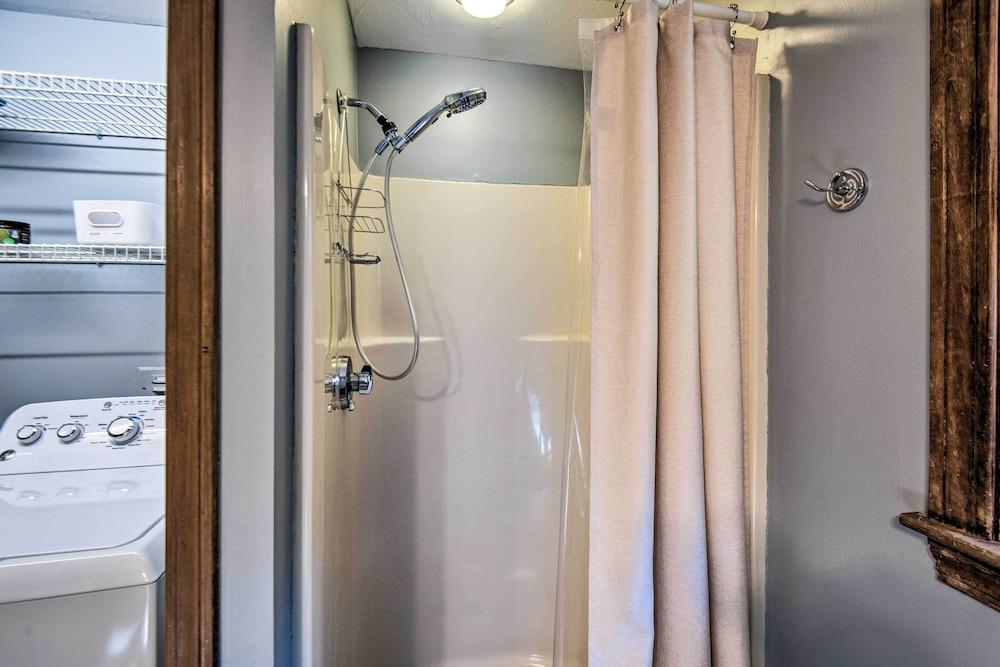 Charming Saco Home w/ Deck, 5 Mi to Beach!