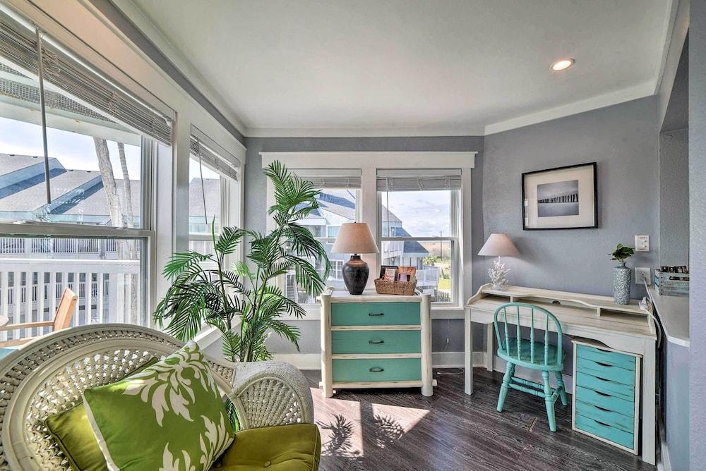 Ocean-view Condo w/ Pool Access in Port Aransas!