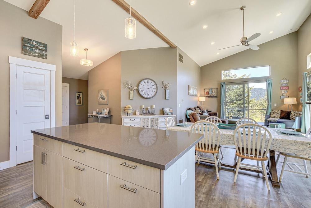 'gorge Retreat' - Modern Carson Home w/ Mtn Views!