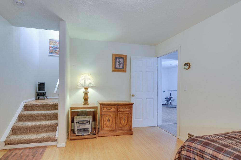 Alton Cabin w/ Deck ~ 2 Mi to Dixie Nat'l Forest!