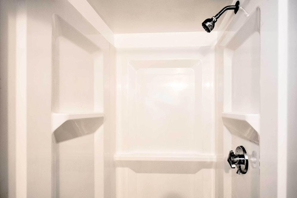 No-frills Hampton Cottage - Steps to Beach!