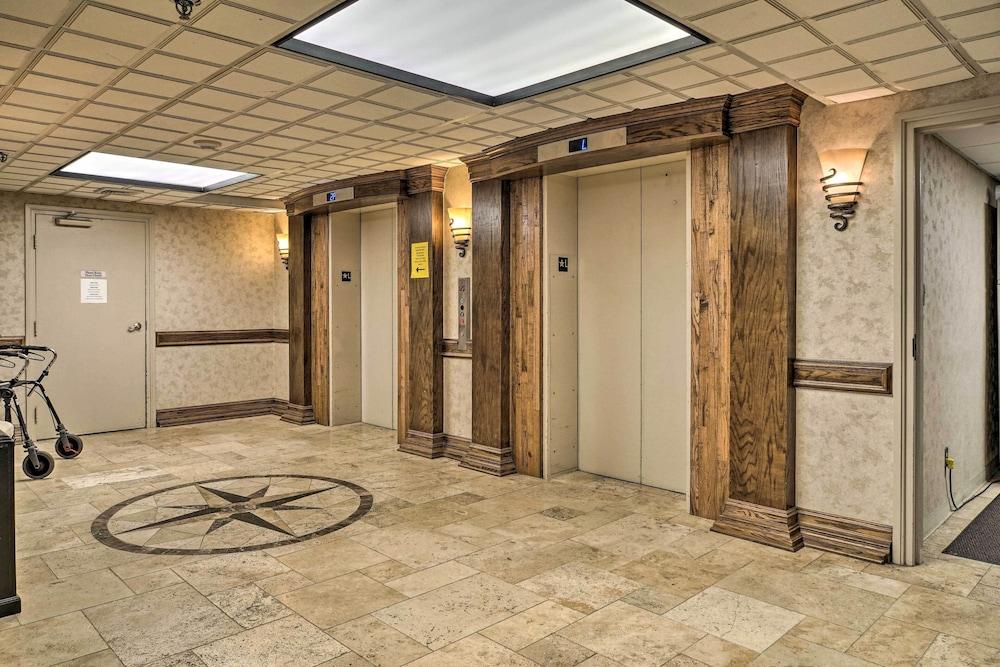 Balcony & Lake View: Modern Condo in Monkey Island