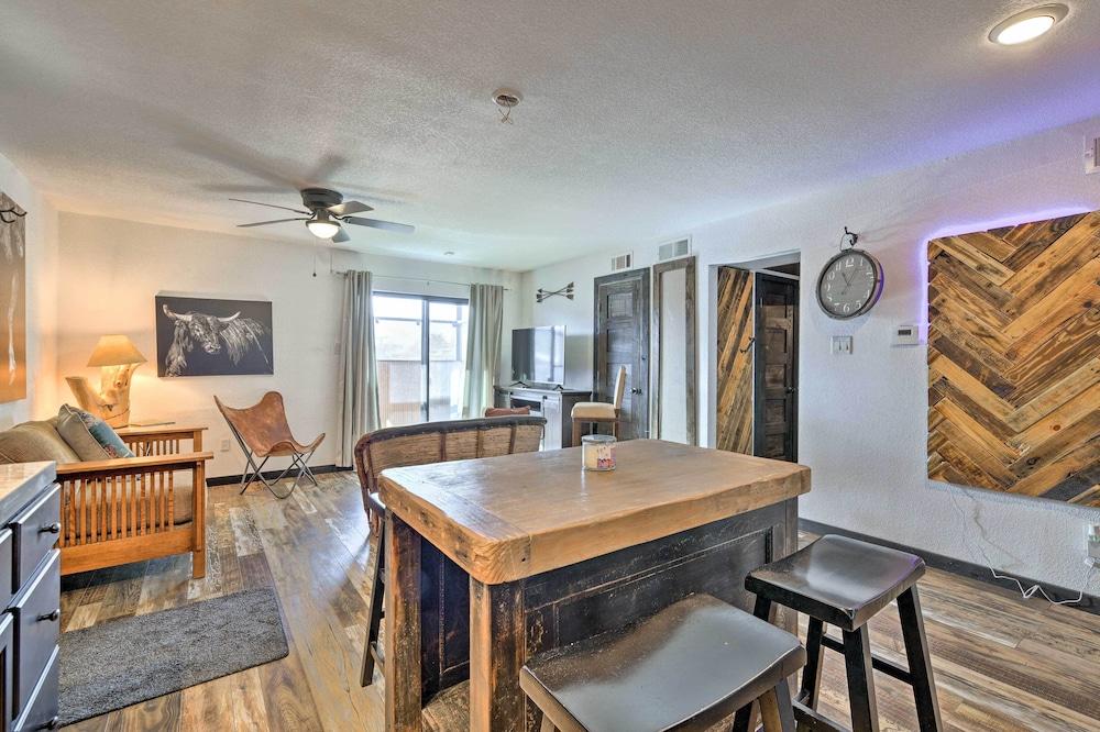 4 Mi to Dtwn: Rustic Fort Worth Apt