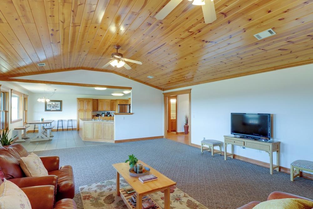 Mountain Views + Shared Pool: Ozarks Family Home