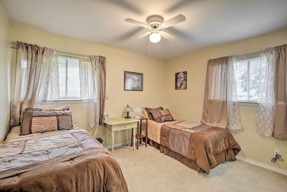 Home 1 Mi to University of Texas: Relax Fireside!