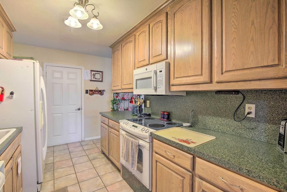 Home 1 Mi to University of Texas: Relax Fireside!