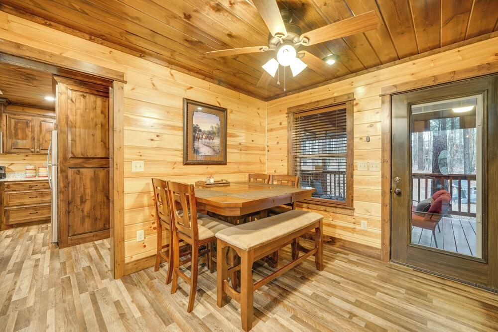 Broken Bow Cabin on 1 Acre w/ Hot Tub & Fire Pit!