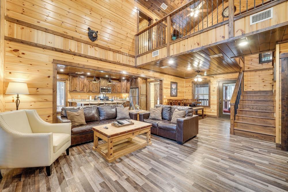 Broken Bow Cabin on 1 Acre w/ Hot Tub & Fire Pit!