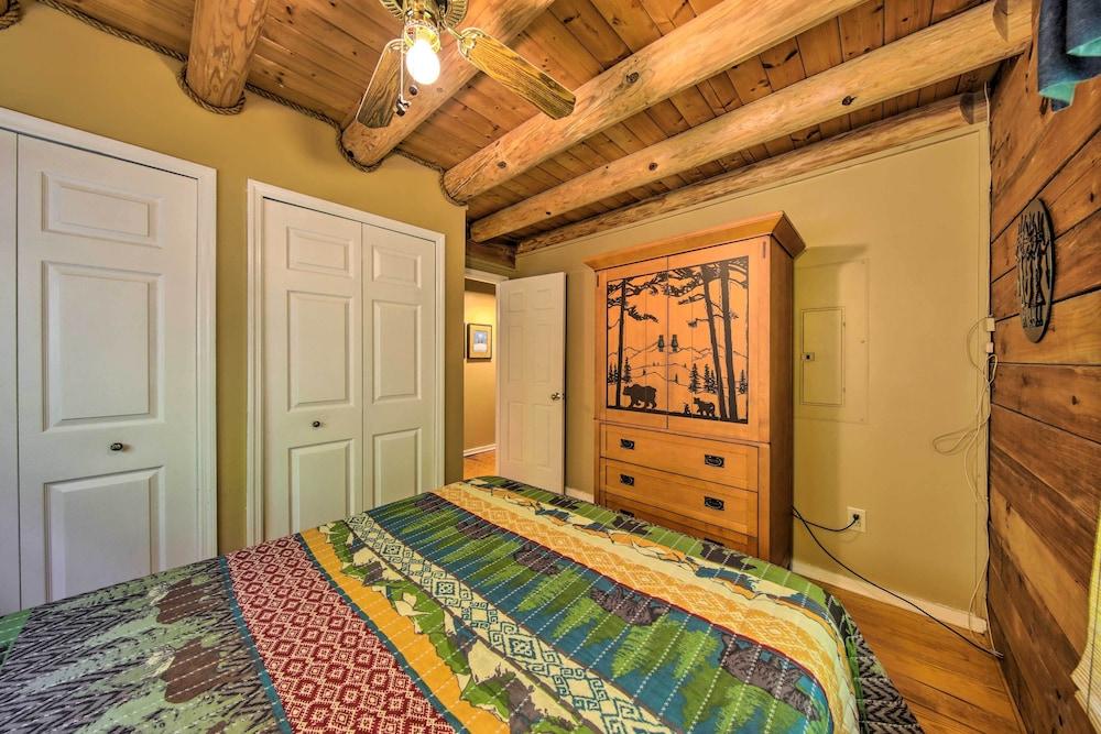 11 Mi to Calaboose Cellars: Marble Cabin w/ Deck!