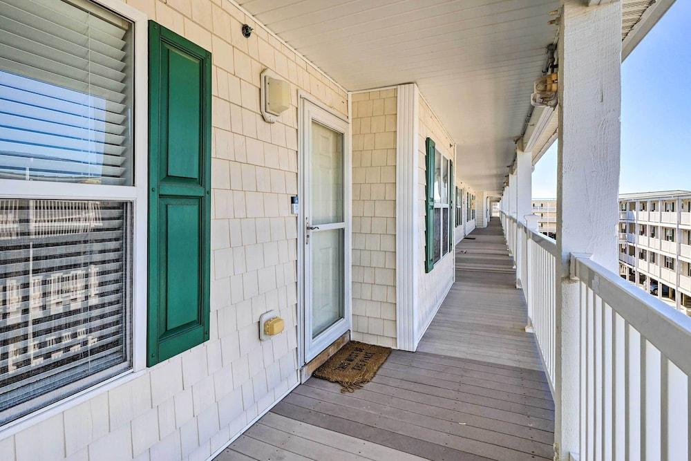 Oak Island Condo - Walk to the Beach!