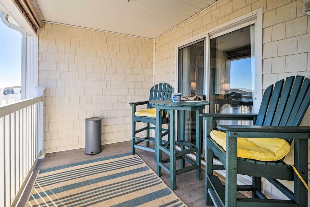 Oak Island Condo - Walk to the Beach!