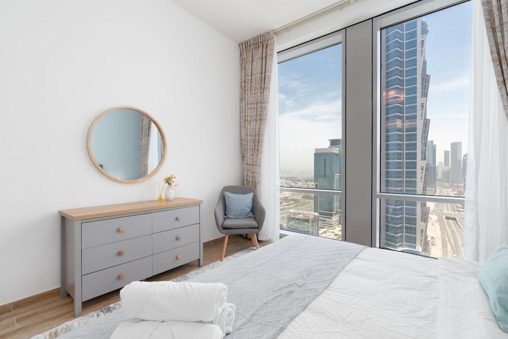SuperHost - Luxury Apt with Panoramic Burj and Canal Views