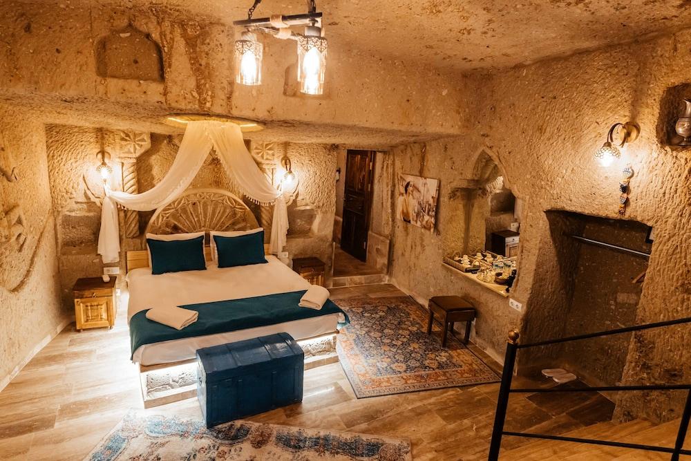 Bayar Cave Suites
