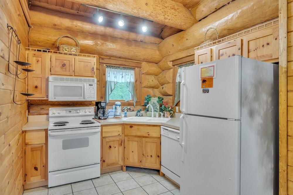 Royal Views - Private Mountain Top Cabin 2 Bedroom Cabin by Heavenly Views Resort