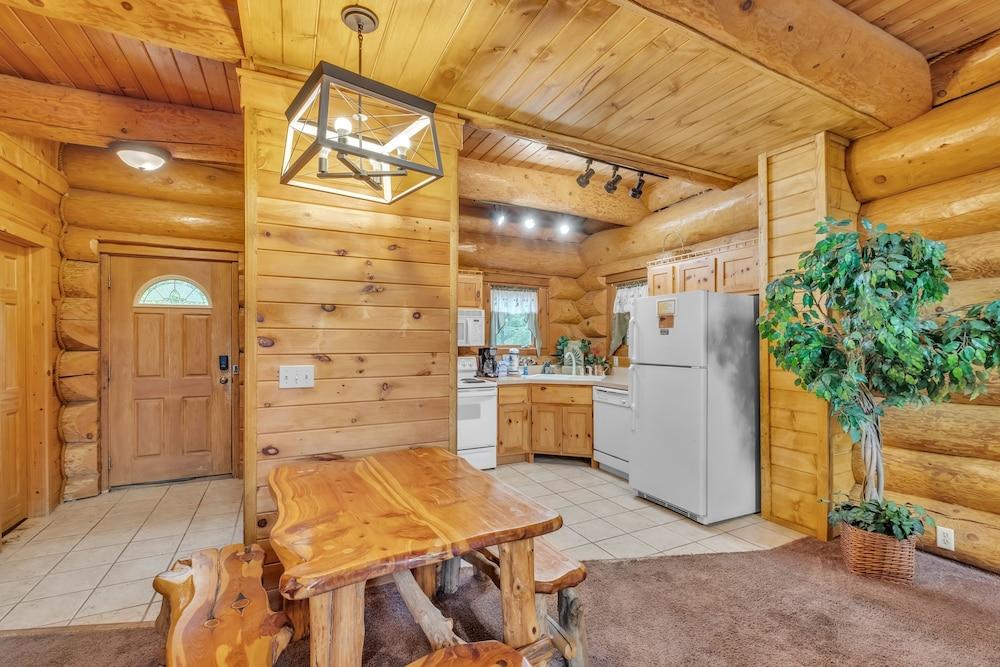 Royal Views - Private Mountain Top Cabin 2 Bedroom Cabin by Heavenly Views Resort