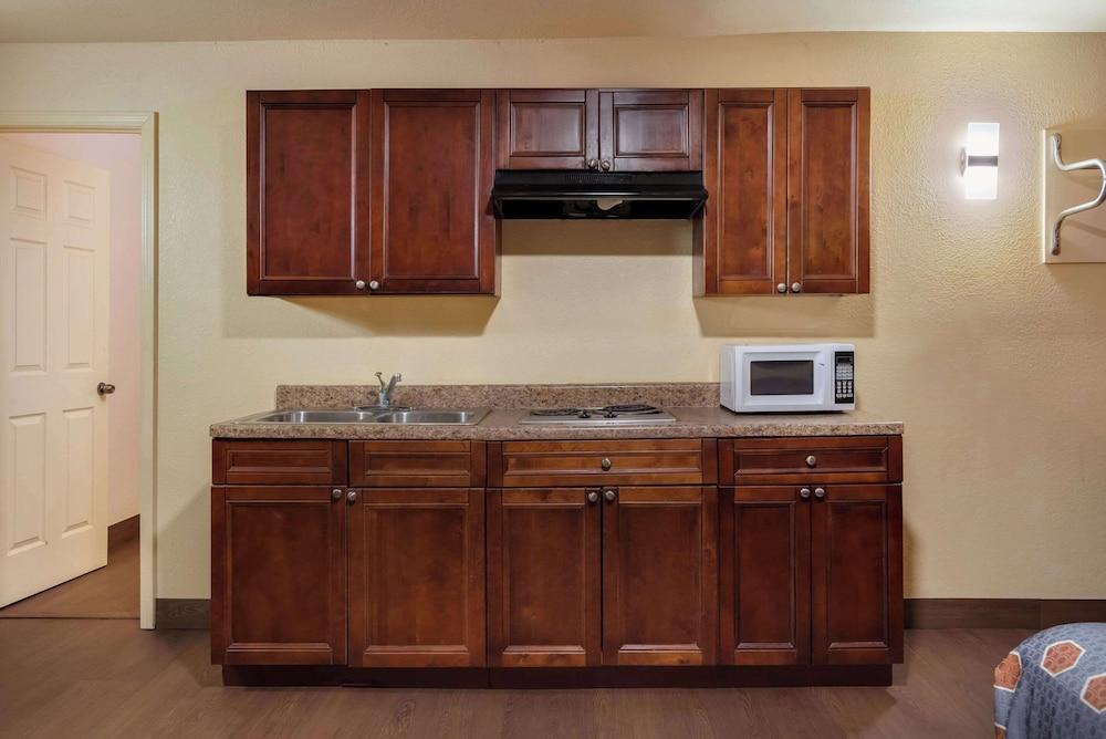 Rodeway Inn & Suites New Orleans East