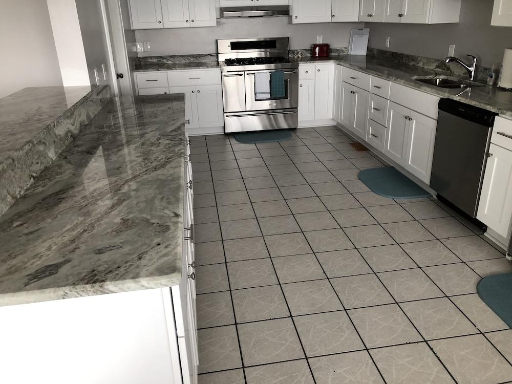 Mariners Cove 4 Bedroom Cottage by RedAwning