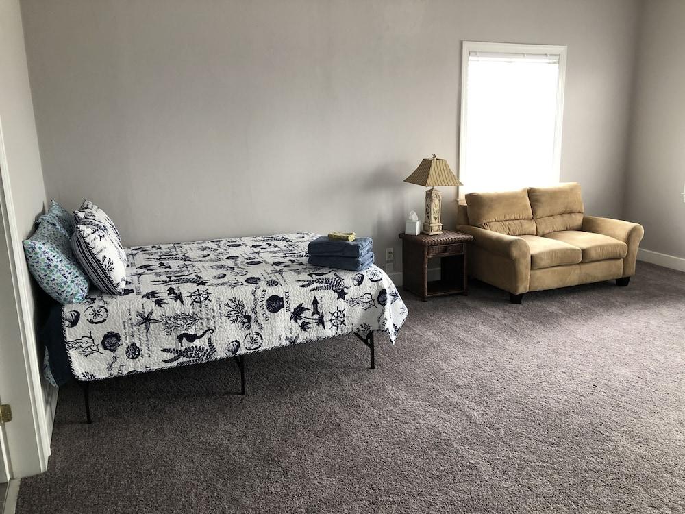 Mariners Cove 4 Bedroom Cottage by RedAwning