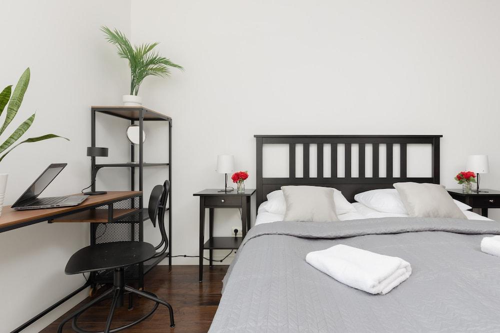 Bright Warsaw Apartment by Renters