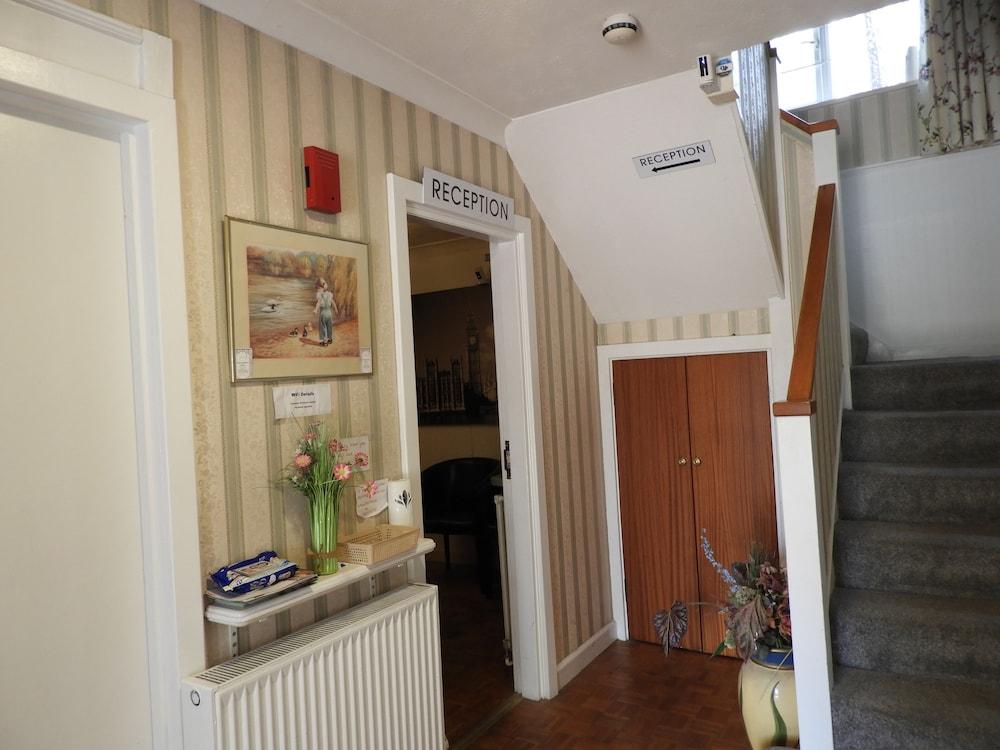 All Seasons Gatwick Guest House