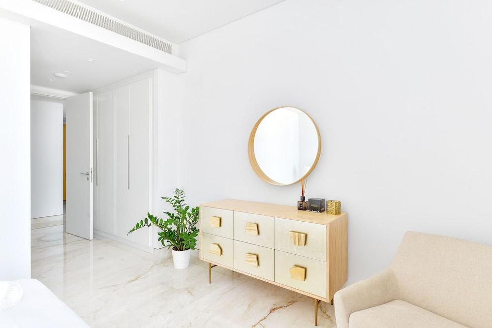 Contemporary 2 BR in Bluewaters Island