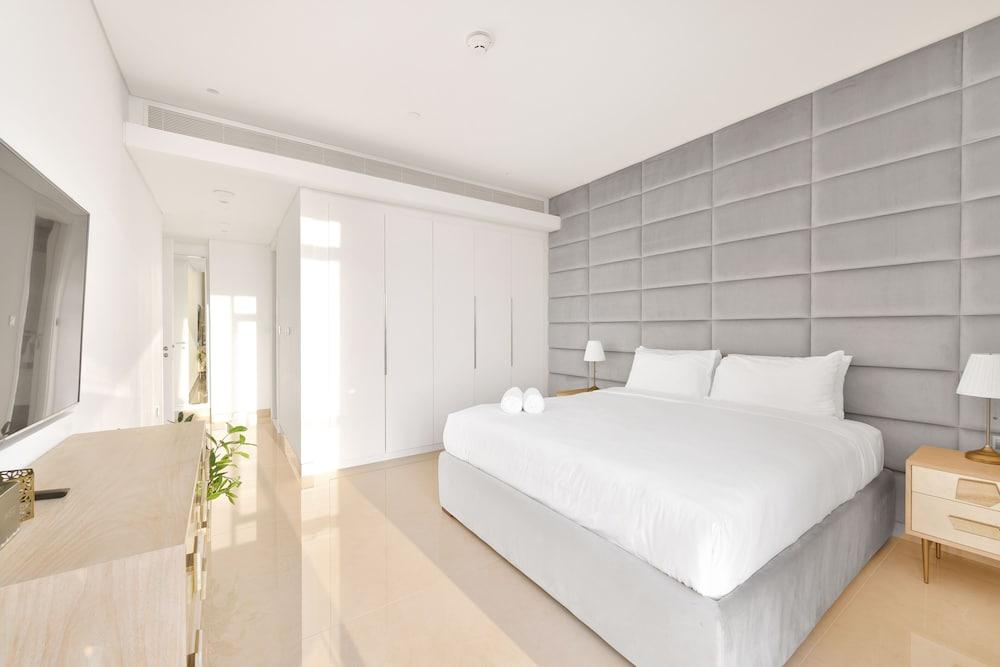 Posh Oceanfront 2BR in Bluewaters Island