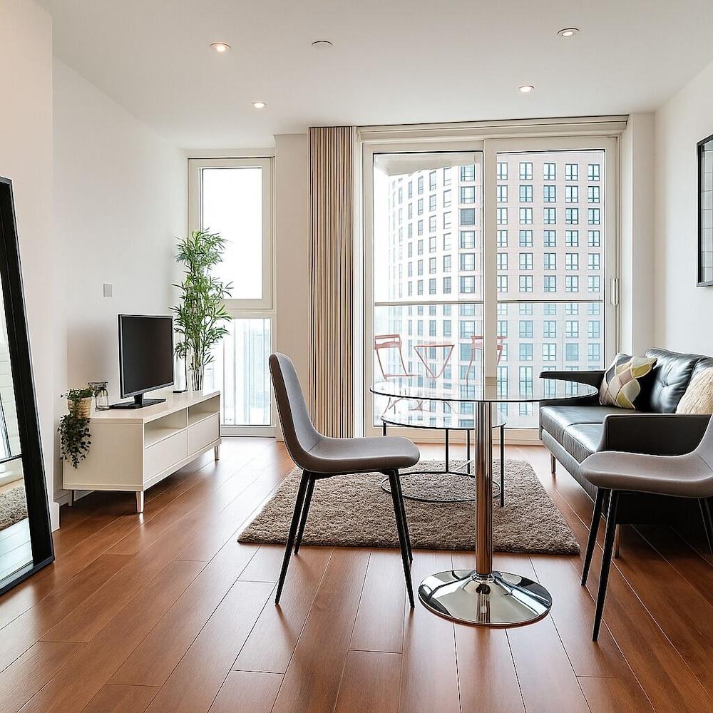 Still Life Aldgate Deluxe