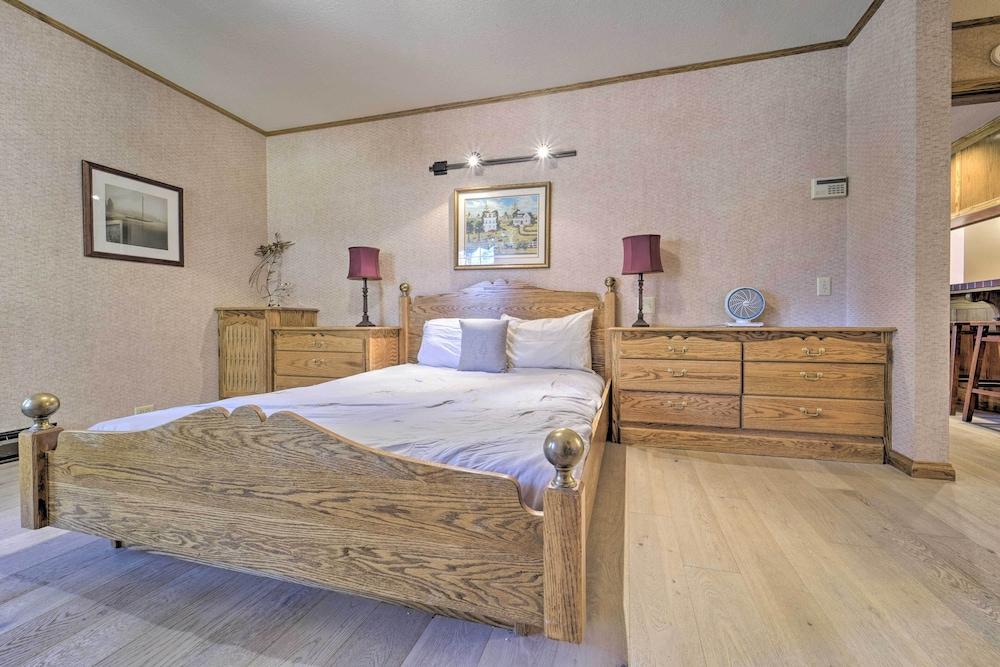 Wraparound Deck & Pool Access: Truckee Cabin