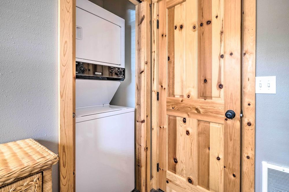 Rockaway Beach Hideaway w/ Hot Tub & Fireplace!