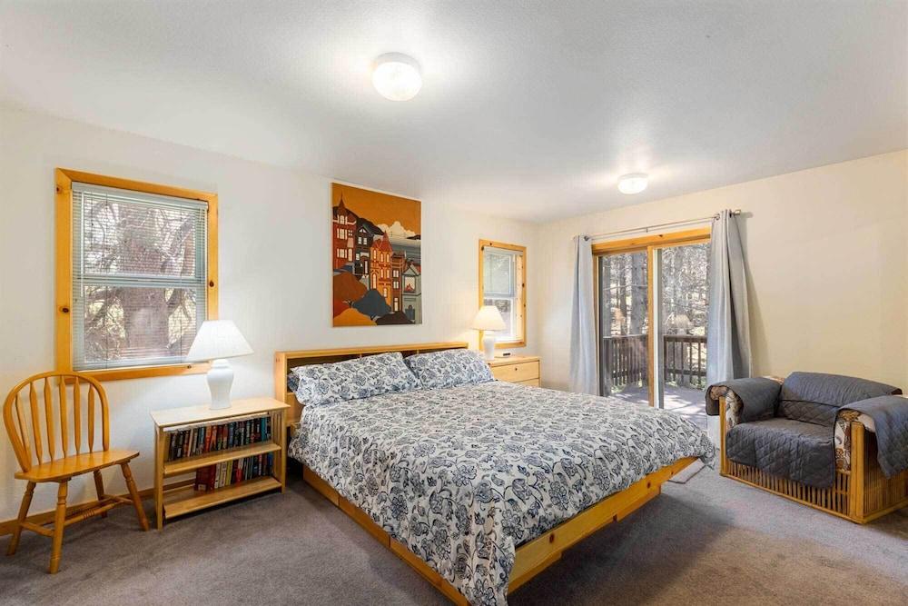 < 8 Mi to Donner Lake: Home w/ Deck + Balcony!