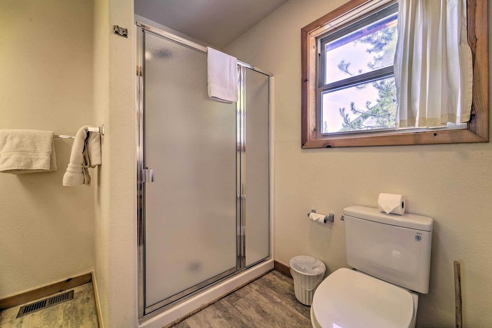 < 8 Mi to Donner Lake: Home w/ Deck + Balcony!