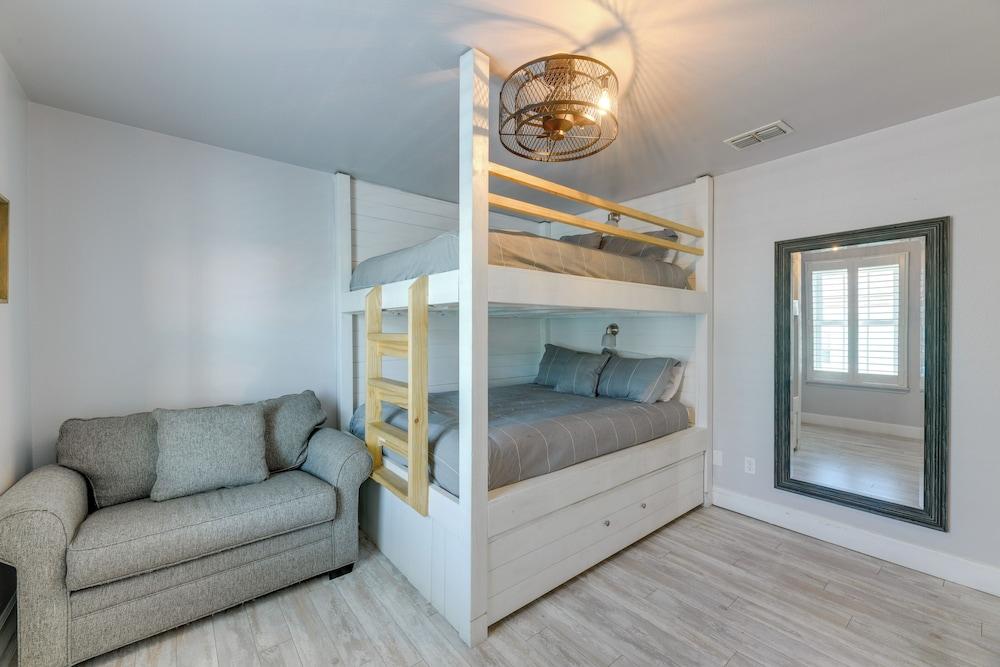 Private Pool & Furnished Deck: Port Aransas Home!