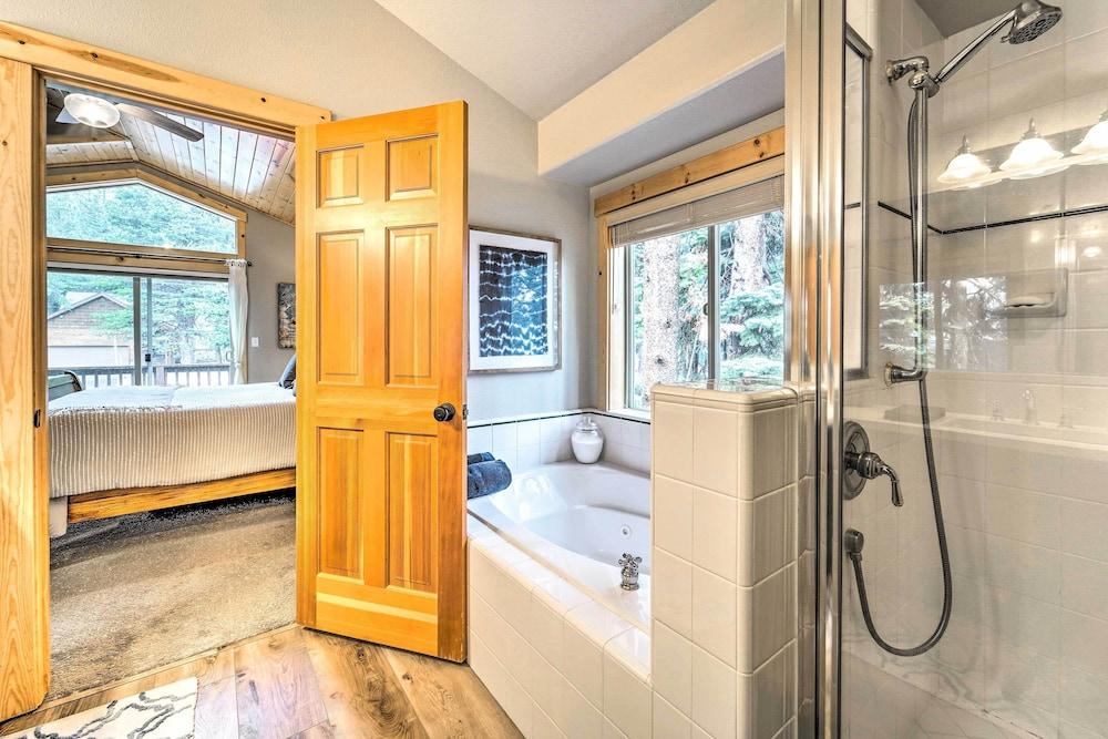 Bikes, Grill & Views: Luxe Truckee Cabin!