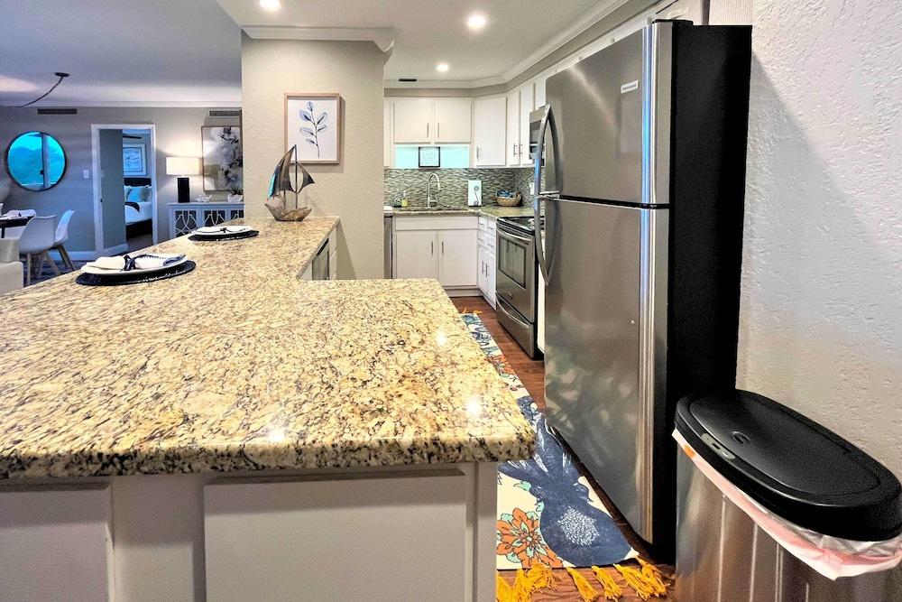 Updated Lake Daze Condo w/ Amazing Pool!