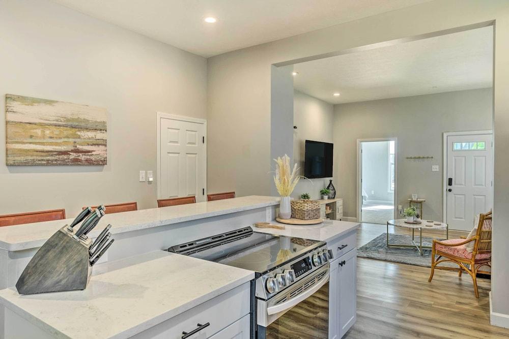 Quaint + Cozy Indianapolis Getaway w/ Yard!