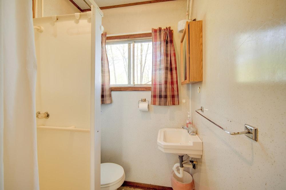 Convenient Cabin w/ Access to 3 Boat Docks!