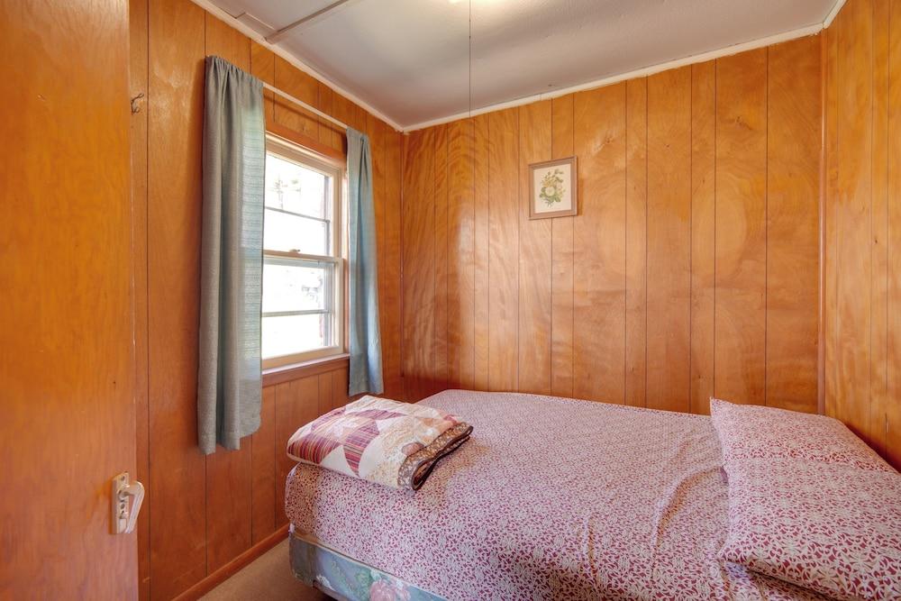 Convenient Cabin w/ Access to 3 Boat Docks!