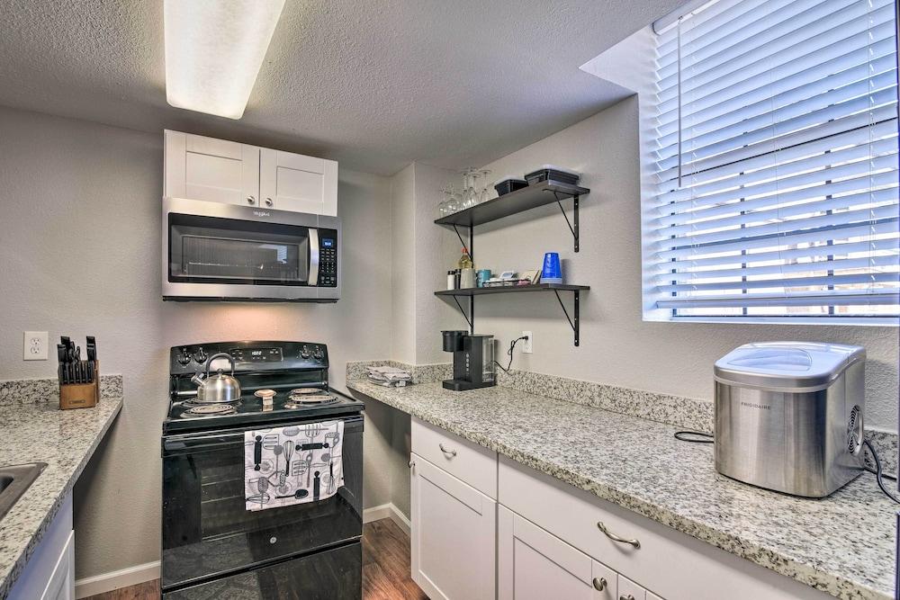 Romantic Apt: Private Patio & Shared Hot Tub!